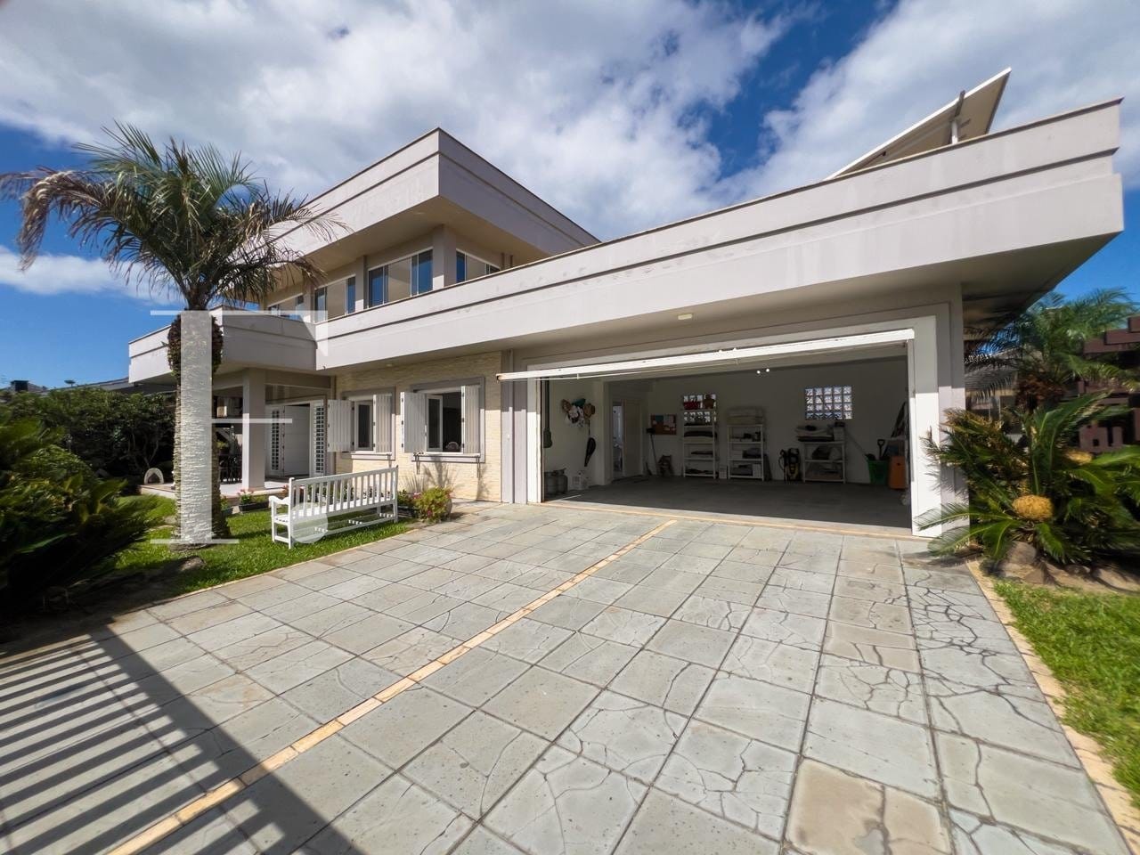 Casa com 395m², 4 dormitórios, 2 suítes, 4 vagas, no bairro Centro em Xangri-Lá