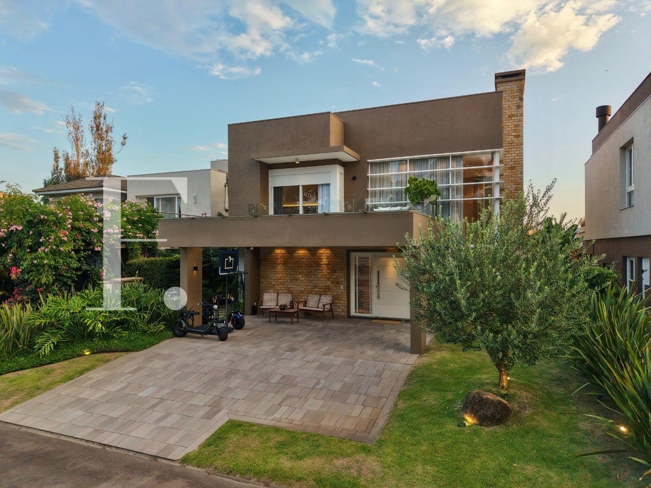 Sobrado com 240m², 4 dormitórios, 4 suítes, 2 vagas, Malibu em Xangri-Lá