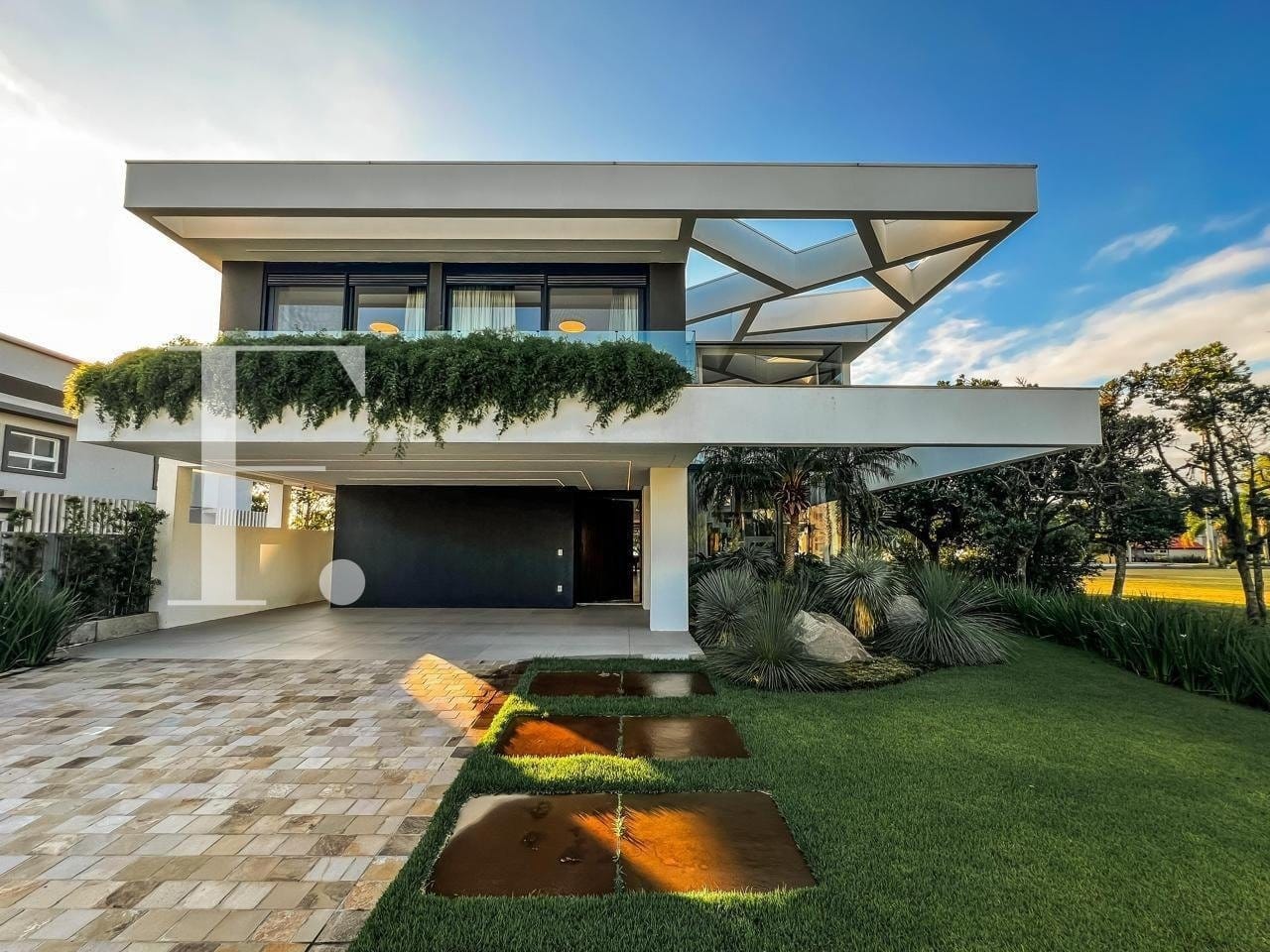 Casa Condomínio com 560m², 6 dormitórios, 6 suítes, 3 vagas, Velas da Marina em Capão da Canoa