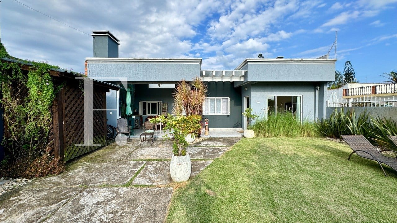 Casa com 90m², 3 dormitórios, 1 suíte, 2 vagas, no bairro Arpoador em Xangri-Lá