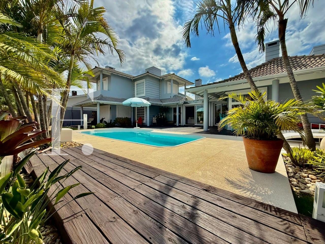 Casa com 445m², 6 dormitórios, 4 suítes, 4 vagas, no bairro Noiva do Mar em Xangri-Lá