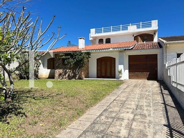 Casa com 231m², 5 dormitórios, 4 suítes, 2 vagas, no bairro Rainha do Mar em Xangri-Lá
