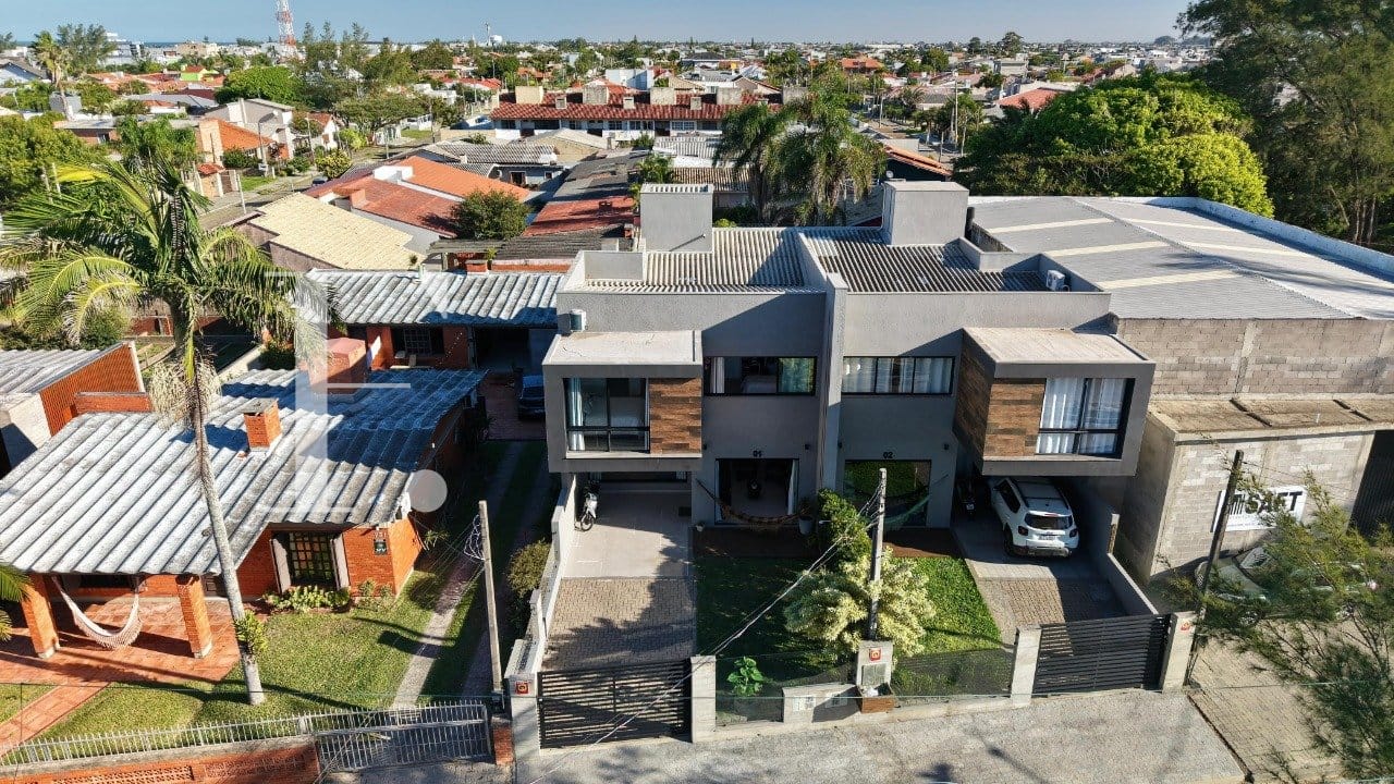 Casa com 196m², 4 dormitórios, 2 suítes, 2 vagas, no bairro Centro em Xangri-Lá