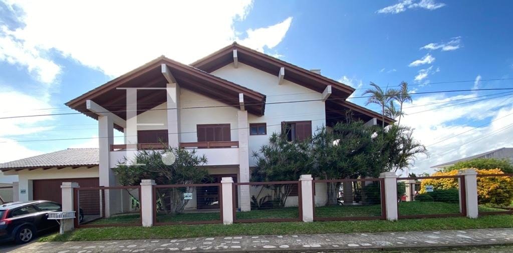 Casa com 353m², 4 dormitórios, 2 suítes, 2 vagas, no bairro Centro em Xangri-Lá