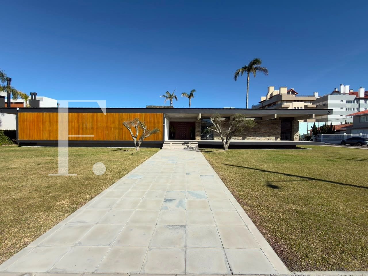 Casa com 590m², 5 dormitórios, 5 suítes, 4 vagas, no bairro Atlântida em Xangri-Lá