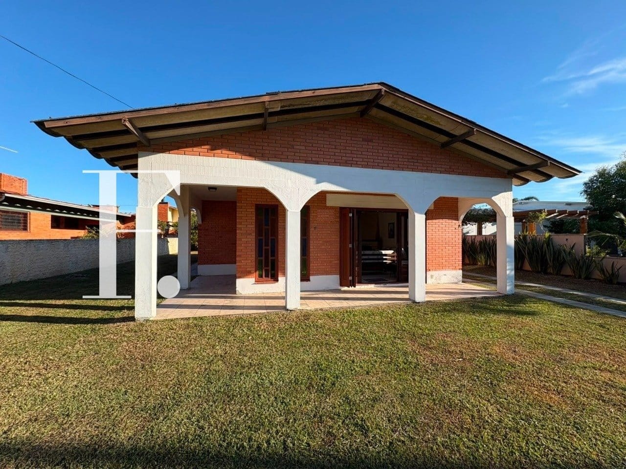 Casa com 182m², 5 dormitórios, 1 suíte, 2 vagas, no bairro Centro em Xangri-Lá