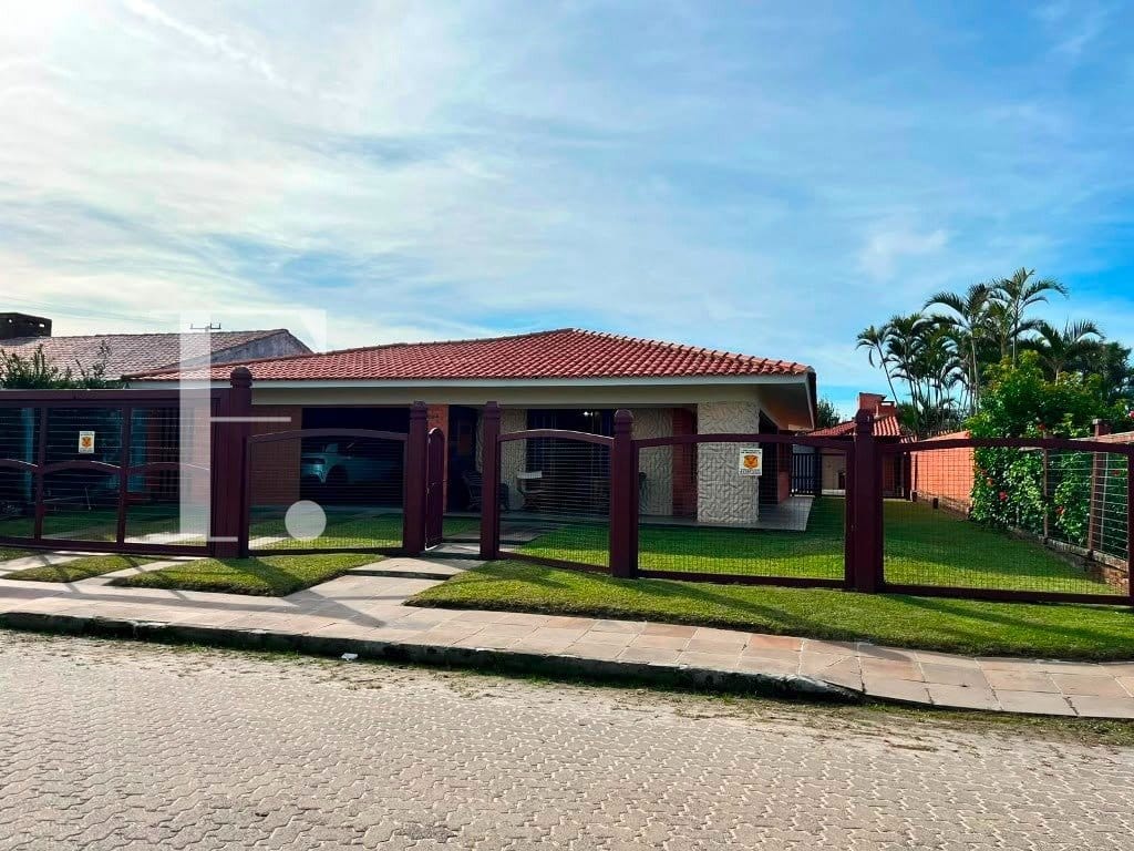 Casa com 195m², 3 dormitórios, 1 suíte, 2 vagas, no bairro Centro em Xangri-Lá