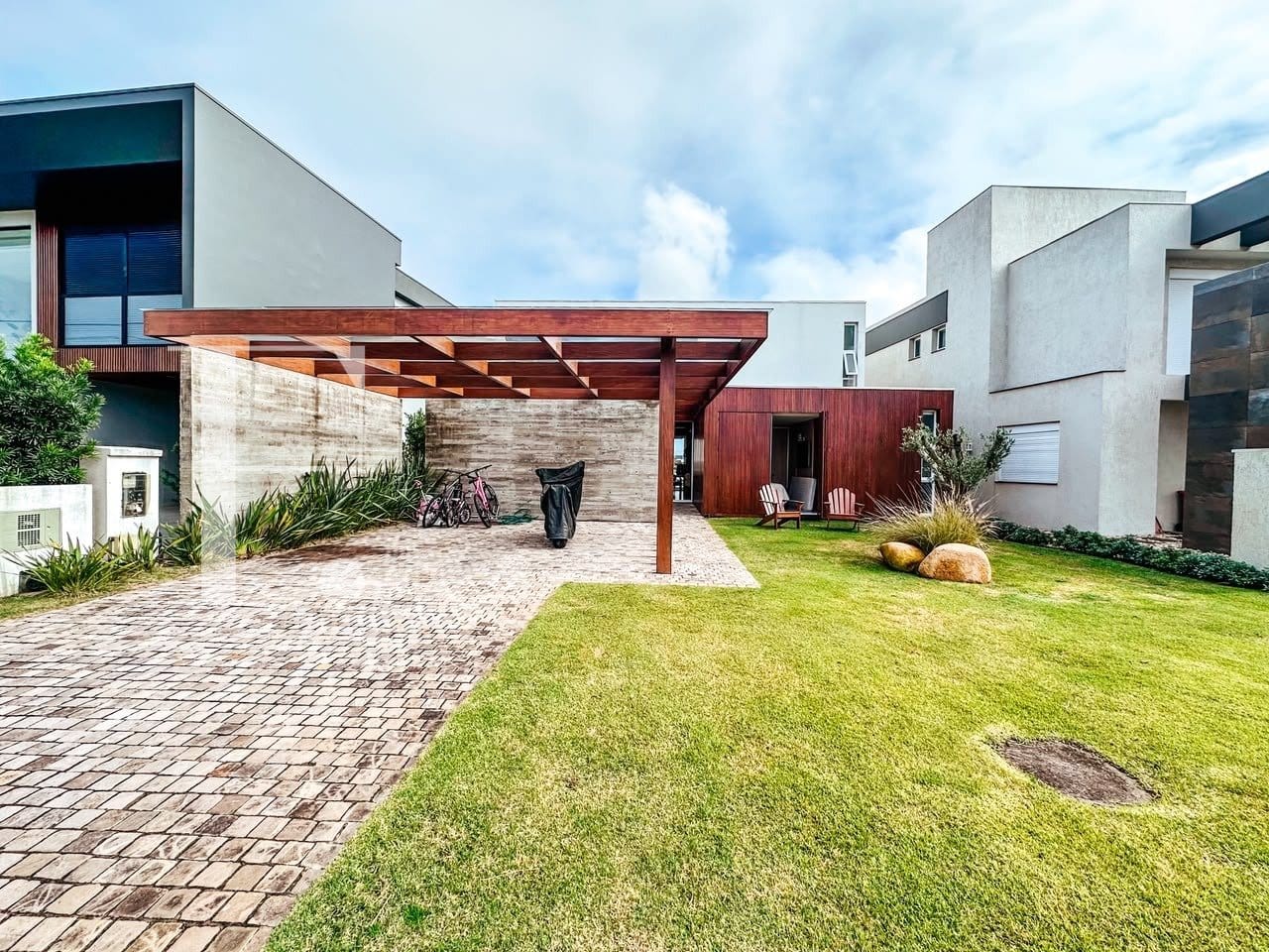 Sobrado com 218m², 4 dormitórios, 4 suítes, 2 vagas, Riviera em Xangri-Lá