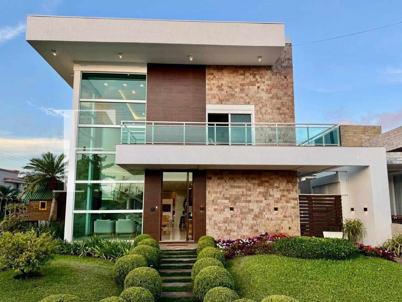 Sobrado com 290m², 4 dormitórios, 4 suítes, Condado de Capão em Capão da Canoa