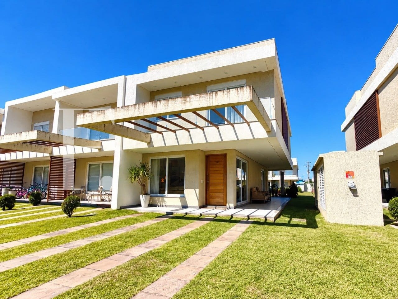 Sobrado com 176m², 4 dormitórios, 2 suítes, 2 vagas, Murano em Capão da Canoa