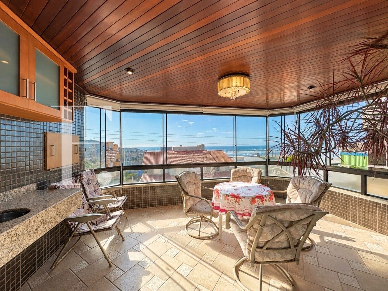 Apartamento com 179m², 3 dormitórios, 1 suíte, 2 vagas, Edifício Beira Mar em Capão da Canoa