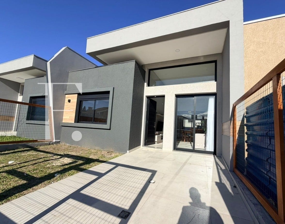 Casa com 86m², 3 dormitórios, 1 suíte, 2 vagas, no bairro Maristela em Xangri-Lá