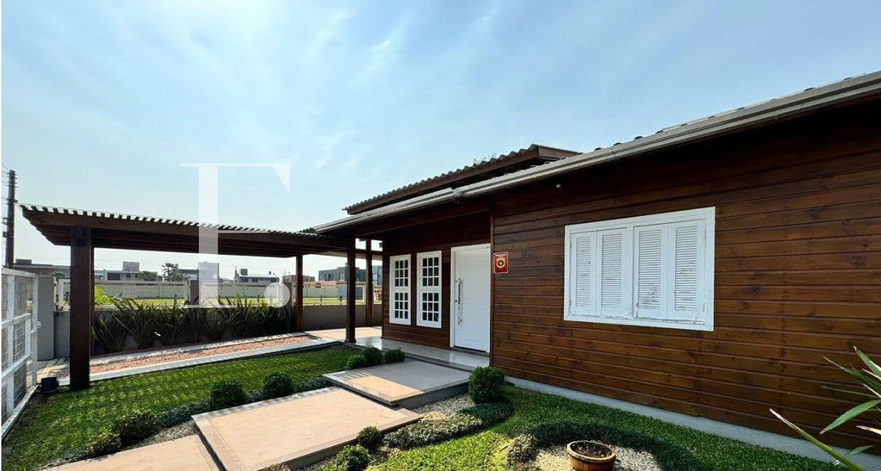 Casa com 93m², 2 dormitórios, 1 suíte, 2 vagas, no bairro Arpoador em Xangri-Lá