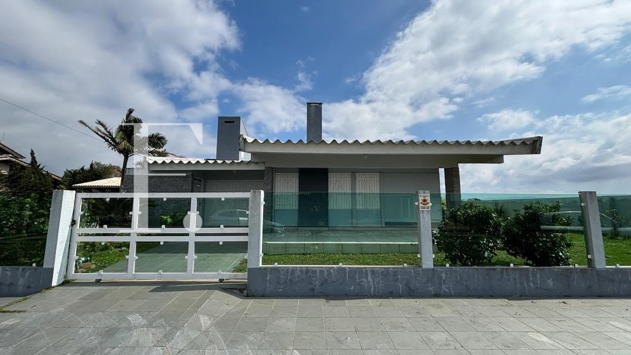 Casa com 180m², 3 dormitórios, 1 suíte, 2 vagas, no bairro Remanso em Xangri-Lá
