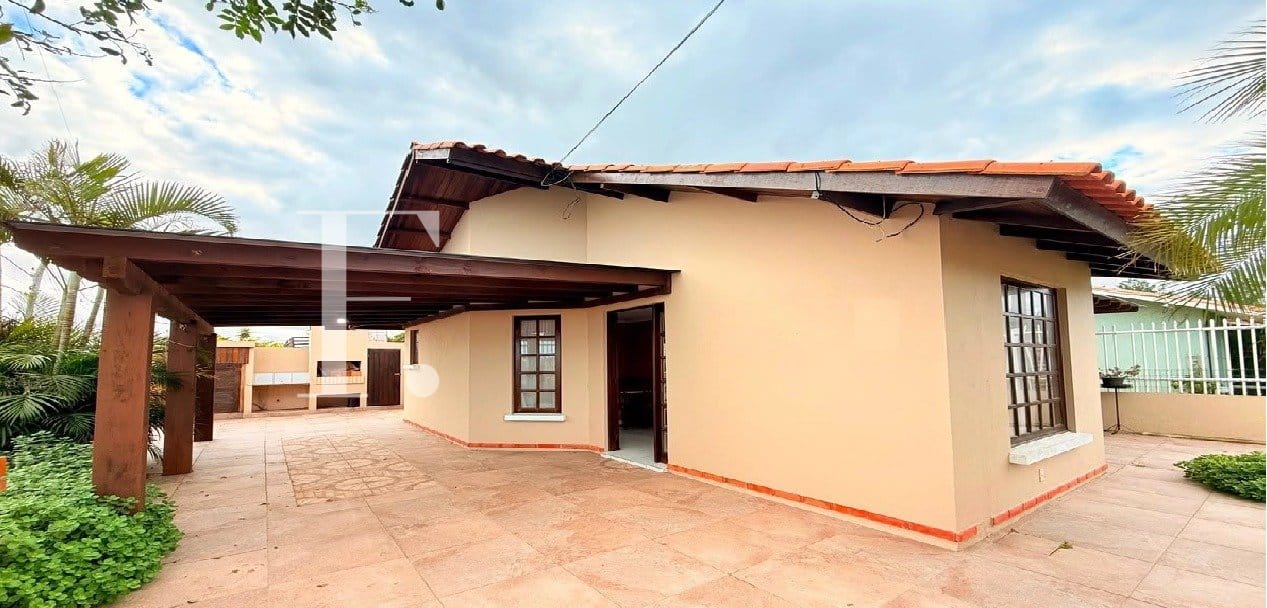 Casa com 90m², 2 dormitórios, 1 suíte, 2 vagas, no bairro Centro em Xangri-Lá