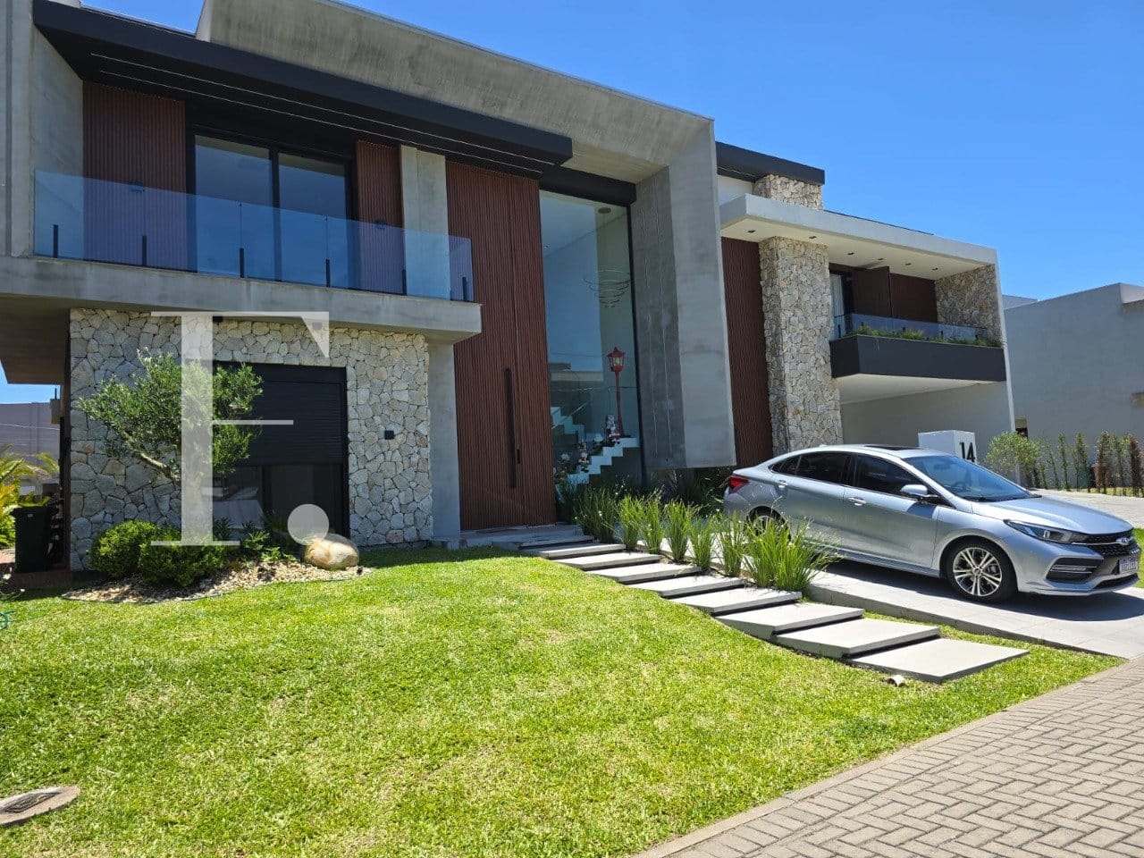 Sobrado com 241m², 4 dormitórios, 4 suítes, 2 vagas, Sunset em Xangri-Lá