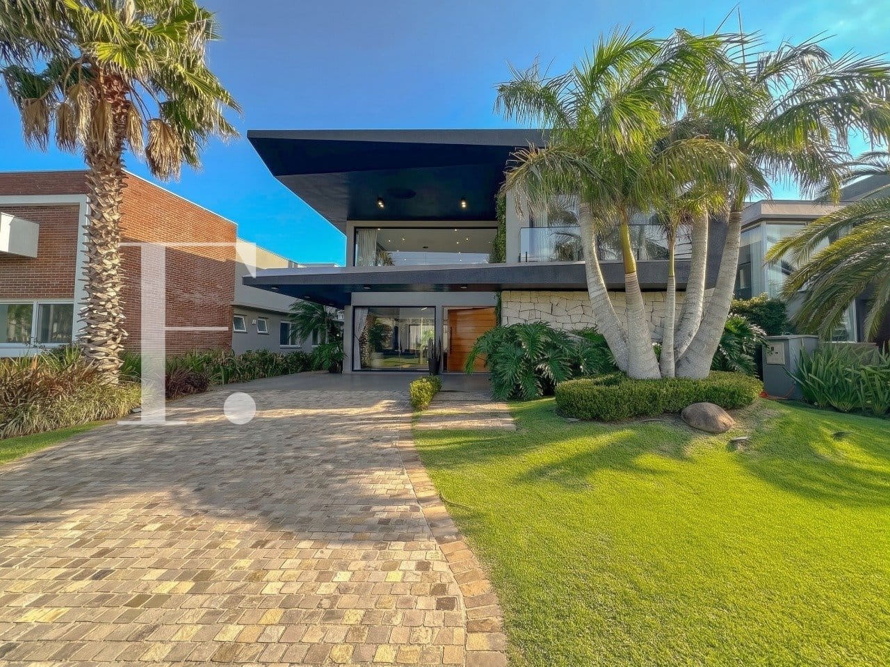 Sobrado com 417m², 5 dormitórios, 5 suítes, 2 vagas, Enseada Lagos em Xangri-Lá