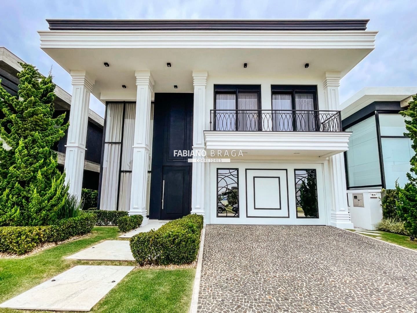 Sobrado com 472m², 5 dormitórios, 5 suítes, 4 vagas, Sense em Xangri-Lá