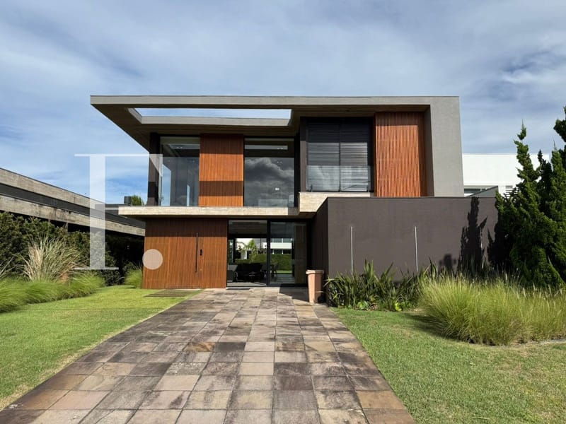 Sobrado com 297m², 5 dormitórios, 5 suítes, 2 vagas, Enseada Lagos em Xangri-Lá