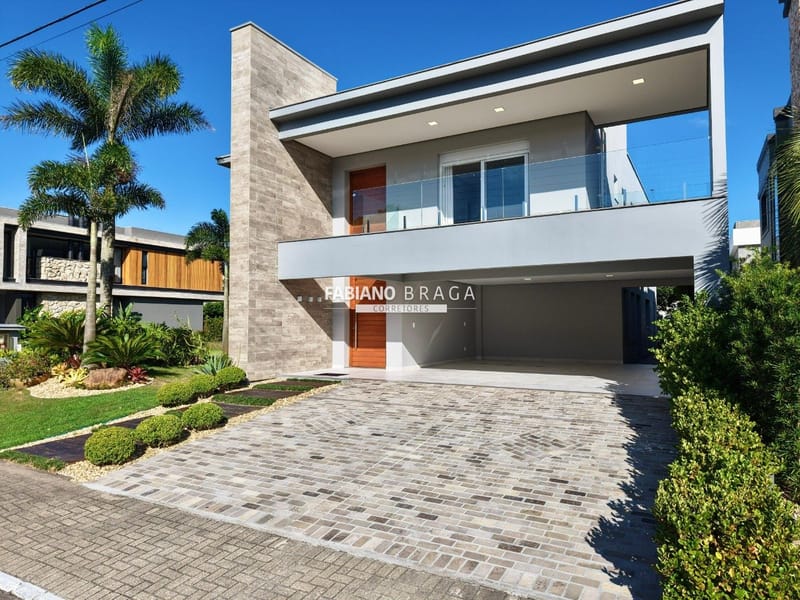 Sobrado com 435m², 5 dormitórios, 4 suítes, 2 vagas, Velas da Marina em Capão da Canoa