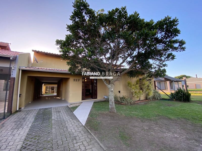 Casa com 250m², 4 dormitórios, 4 suítes, 2 vagas, no bairro Centro em Xangri-Lá