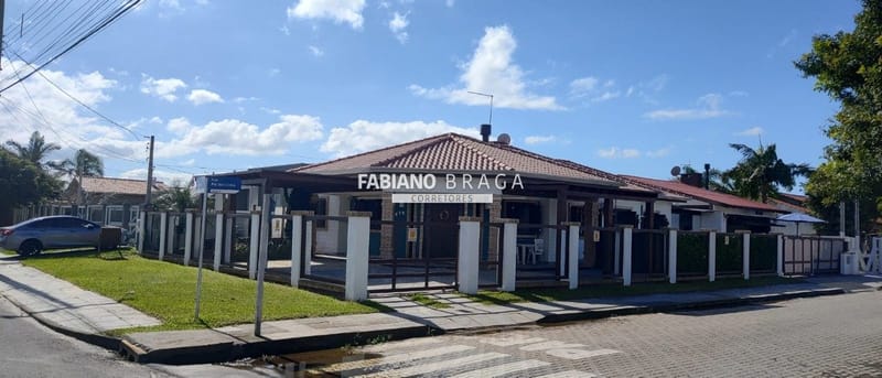 Casa com 390m², 3 dormitórios, 1 suíte, no bairro Centro em Xangri-Lá