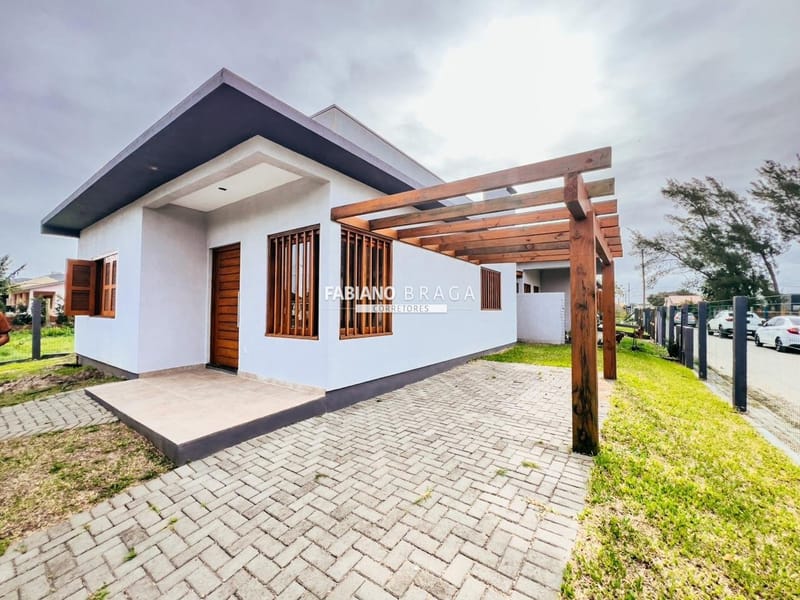 Casa com 65m², 2 dormitórios, 1 suíte, 2 vagas, no bairro Rainha do Mar em Xangri-Lá