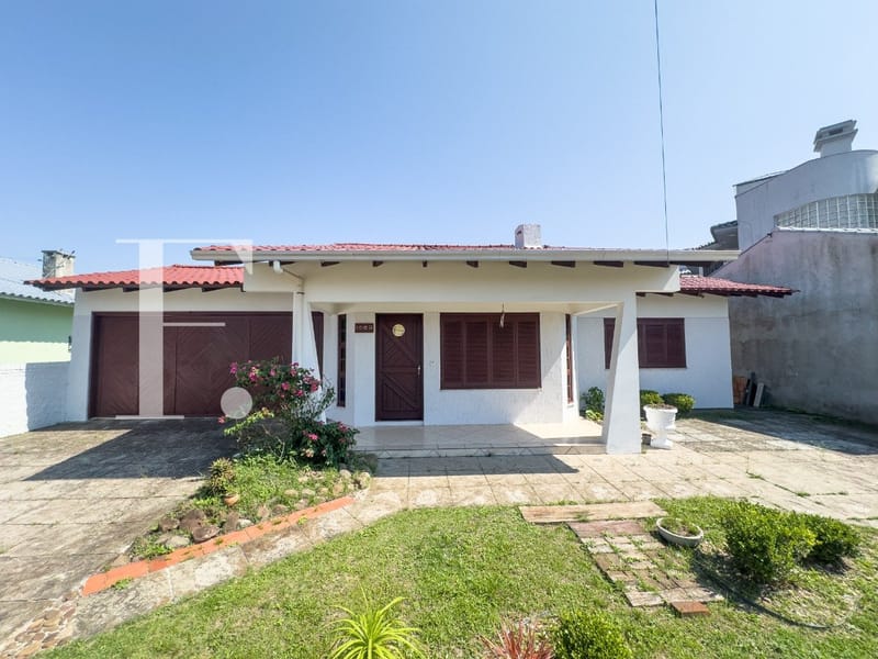 Casa com 140m², 3 dormitórios, 1 suíte, 2 vagas, no bairro Atlântida em Xangri-Lá