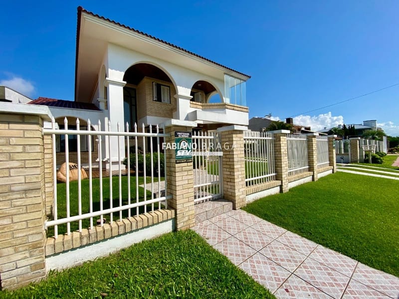 Casa com 283m², 4 dormitórios, 3 suítes, 2 vagas, no bairro Atlântida em Xangri-Lá