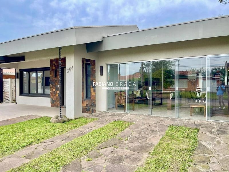 Casa com 127m², 3 dormitórios, 3 suítes, 2 vagas, no bairro Centro em Xangri-Lá