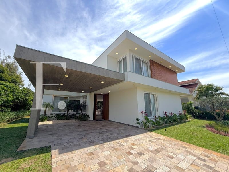 Sobrado com 260m², 4 dormitórios, 4 suítes, 4 vagas, Green Village Golf Club em Xangri-Lá