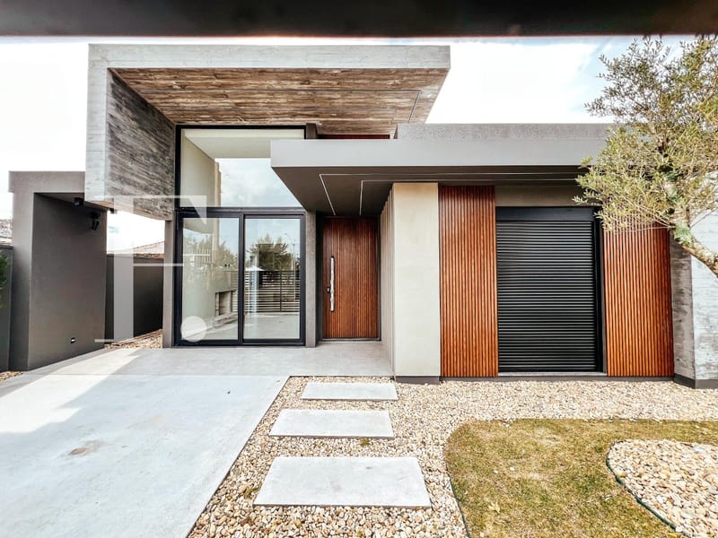 Casa com 177m², 4 dormitórios, 4 suítes, 2 vagas, no bairro Rainha do Mar em Xangri-Lá