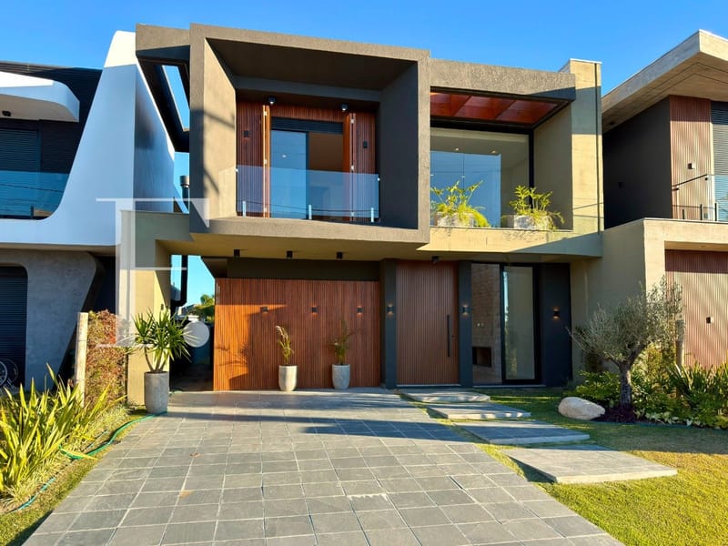 Sobrado com 219m², 4 dormitórios, 4 suítes, 2 vagas, Sunset em Xangri-Lá