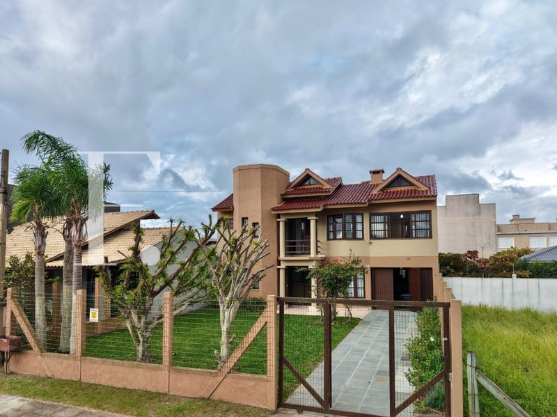 Casa com 210m², 4 dormitórios, 1 suíte, 2 vagas, no bairro Centro em Xangri-Lá
