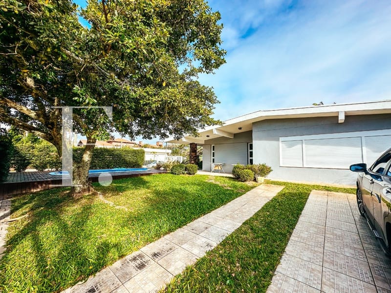Casa com 240m², 4 dormitórios, 4 suítes, 2 vagas, no bairro Centro em Xangri-Lá