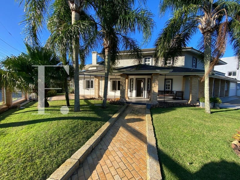 Casa com 308m², 4 dormitórios, 4 suítes, 2 vagas, no bairro Atlântida em Xangri-Lá