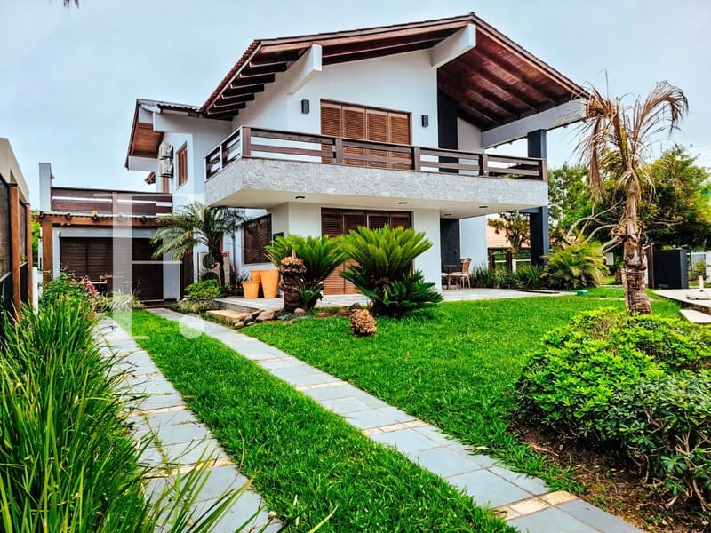 Casa com 400m², 5 dormitórios, 3 suítes, 2 vagas, no bairro Atlântida em Xangri-Lá