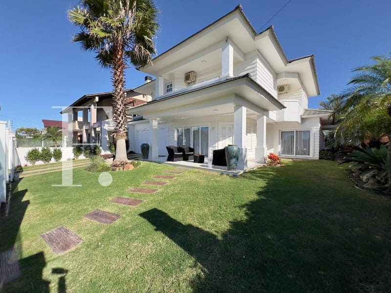 Casa com 350m², 4 dormitórios, 2 suítes, 2 vagas, no bairro Atlântida em Xangri-Lá