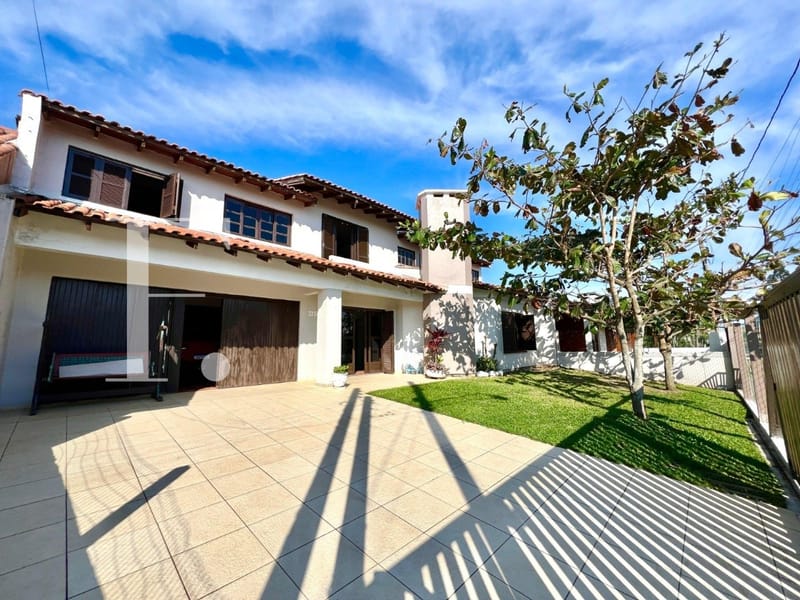 Casa com 257m², 5 dormitórios, 1 suíte, 2 vagas, no bairro Praia Maristela em Xangri-Lá