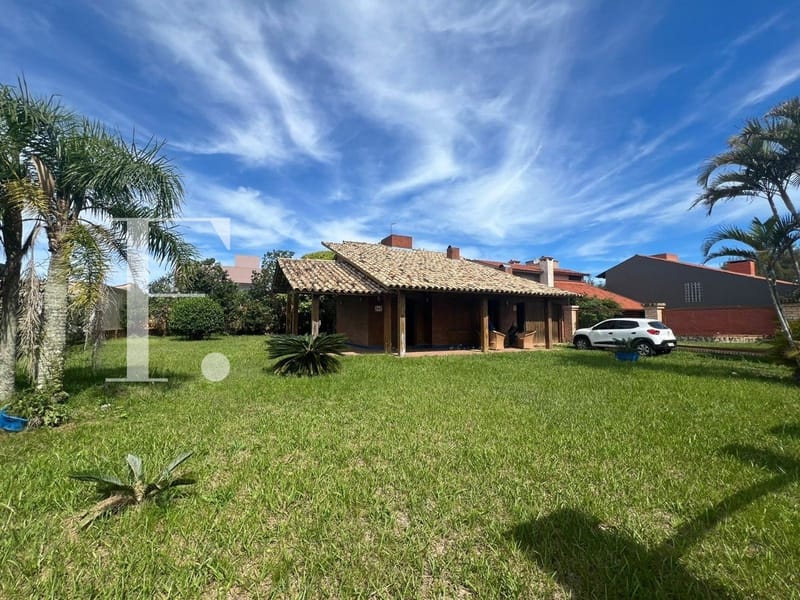 Casa com 220m², 4 dormitórios, 2 vagas, no bairro Centro em Xangri-Lá