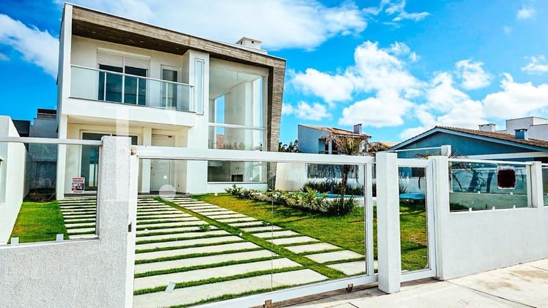 Casa com 210m², 4 dormitórios, 3 suítes, 2 vagas, no bairro Arpoador em Xangri-Lá