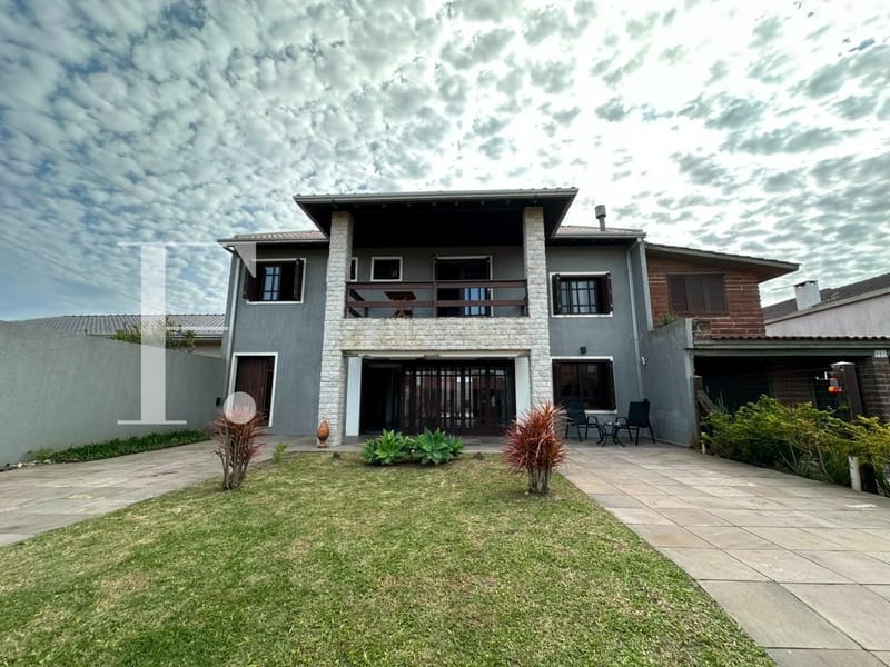 Casa com 250m², 5 dormitórios, 4 suítes, 4 vagas, no bairro Rainha do Mar em Xangri-Lá
