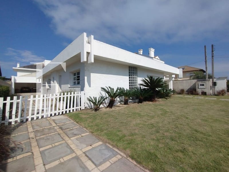 Casa com 229m², 4 dormitórios, 4 suítes, 2 vagas, no bairro Atlântida em Xangri-Lá