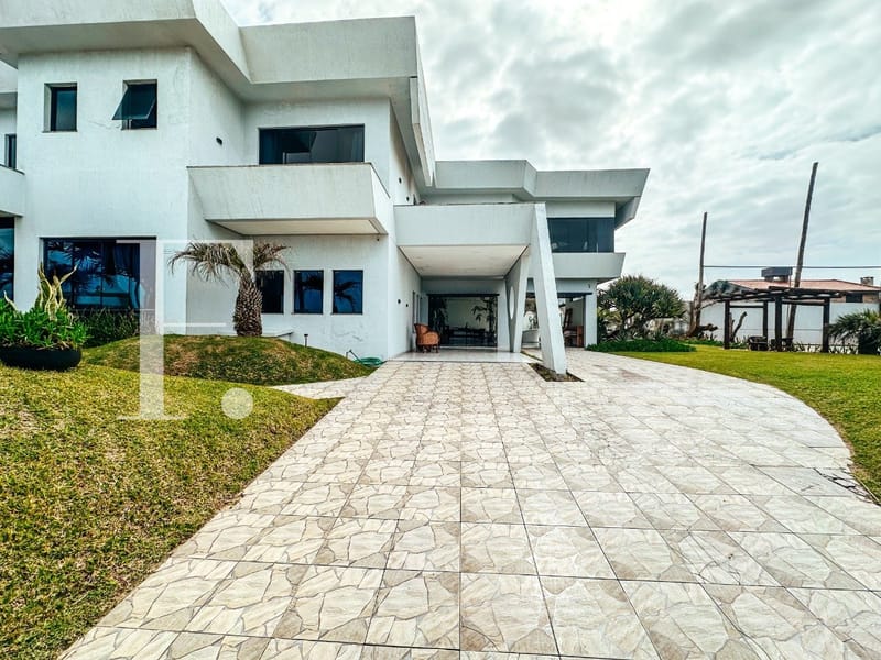 Casa com 635m², 5 dormitórios, 5 suítes, 6 vagas, no bairro Noiva do Mar em Xangri-Lá