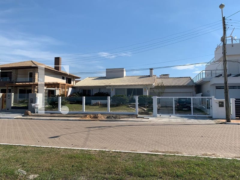 Casa com 235m², 3 dormitórios, 1 suíte, 2 vagas, no bairro Atlântida em Xangri-Lá