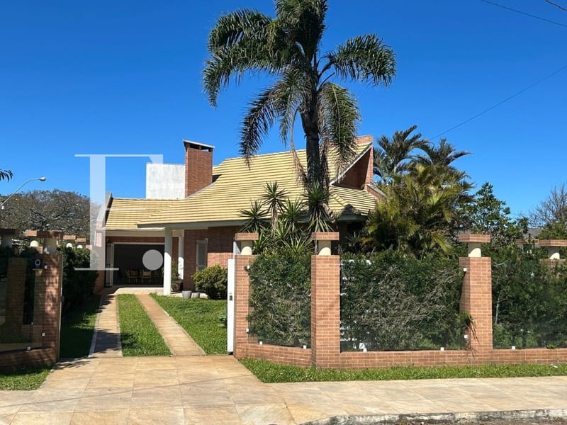 Casa com 138m², 3 dormitórios, 1 suíte, 3 vagas, no bairro Centro em Xangri-Lá