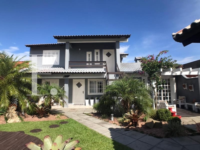 Casa com 242m², 5 dormitórios, 2 suítes, 2 vagas, no bairro Centro em Xangri-Lá
