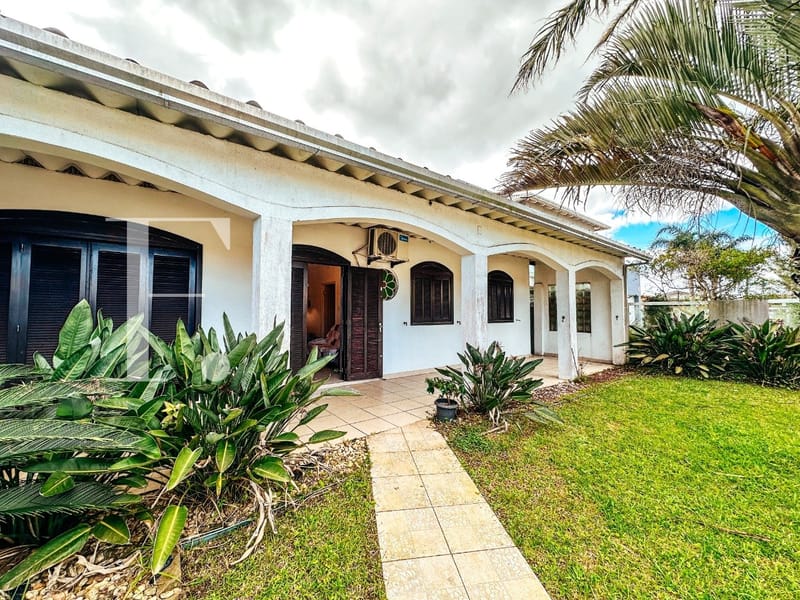 Casa com 197m², 5 dormitórios, 2 vagas, no bairro Noiva do Mar em Xangri-Lá