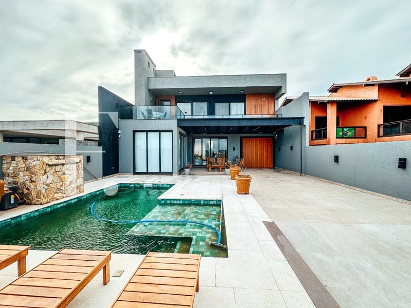 Casa com 275m², 4 dormitórios, 4 suítes, 6 vagas, no bairro Centro em Xangri-Lá