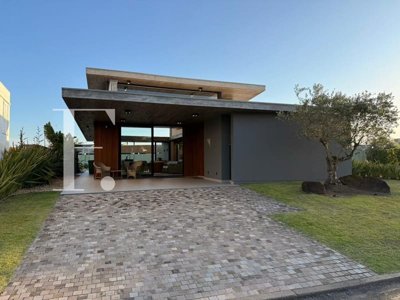 Casa Condomínio com 270m², 4 dormitórios, 4 suítes, 2 vagas, Celebration em Xangri-Lá